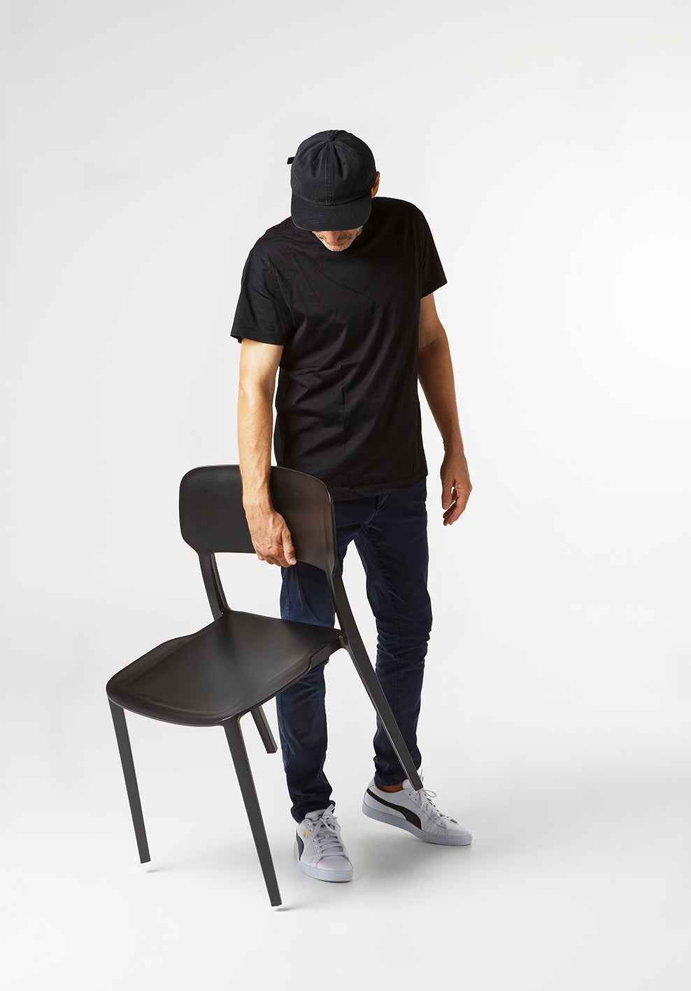 Modern black dining chair by Franka – ideal for home dining, cafés, or outdoor patios. Durable plastic and easy to clean.