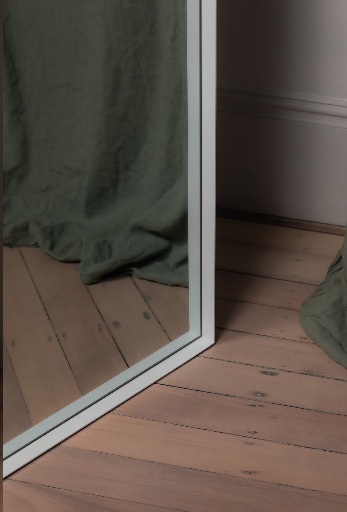 Frame detail of the Luca Oversized Mirror in white, showing the corner join