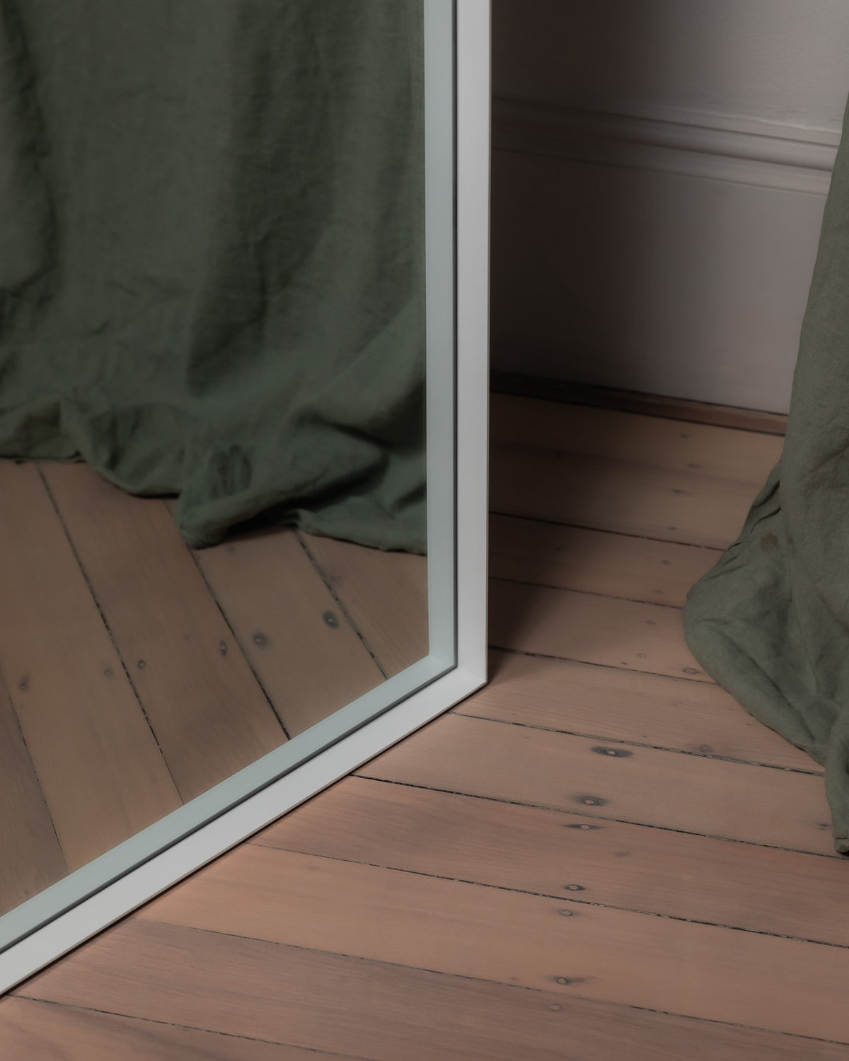 Corner detail of the Luca Standard Mirror in white, showing the mitred frame join